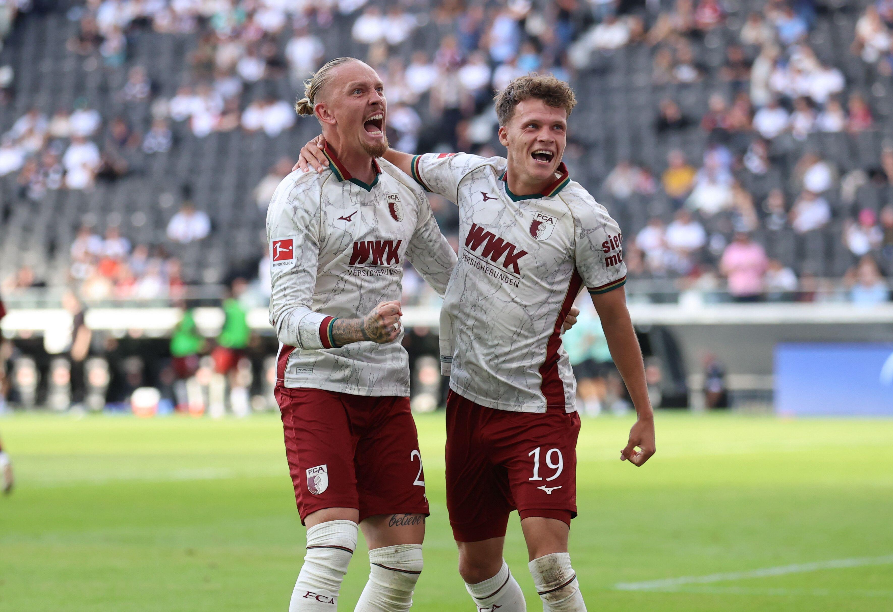 Jubelnde Augsburger Spieler