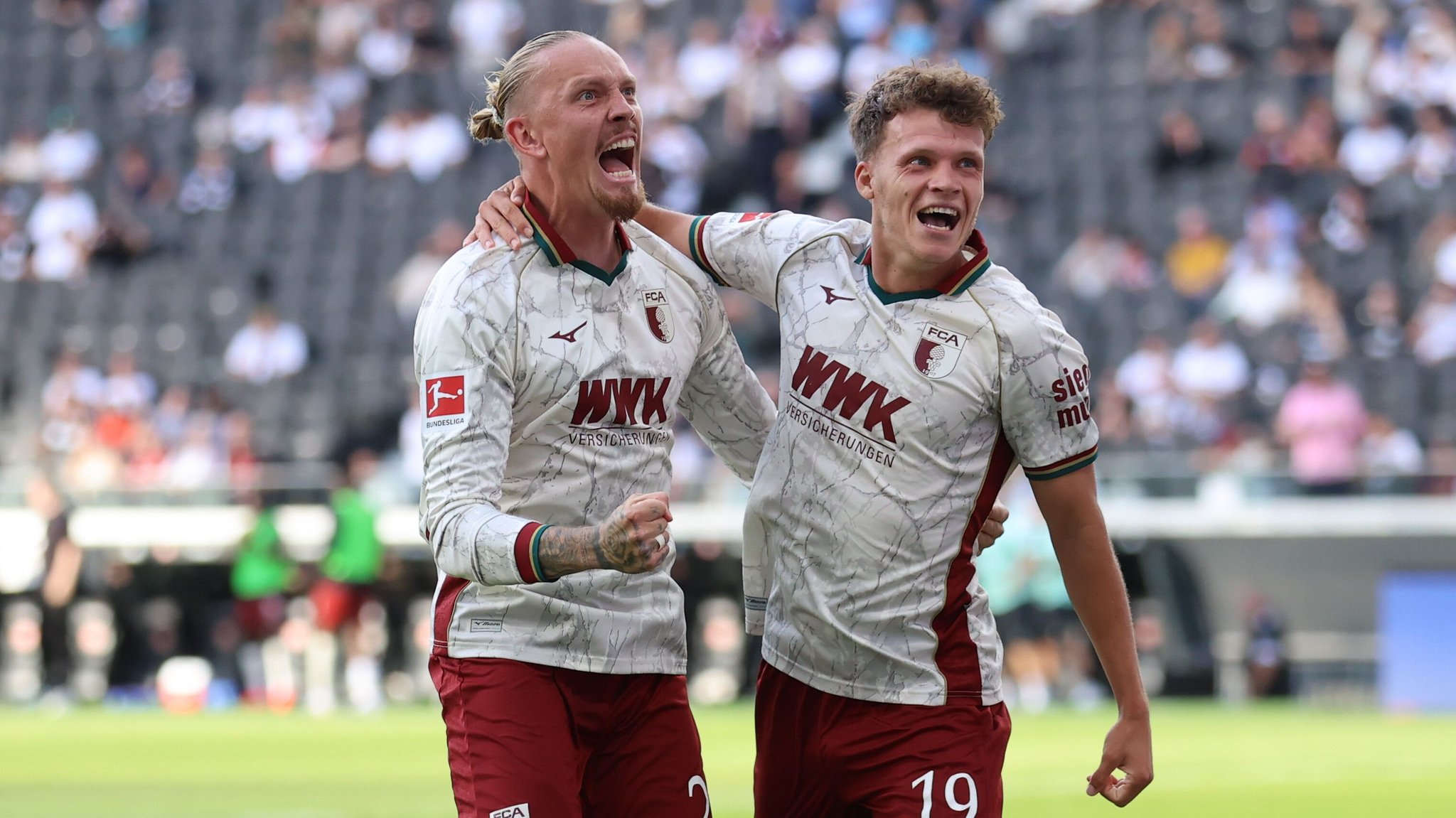 Wahnsinn in Frankfurt: FC Augsburg stürmt an die Spitze