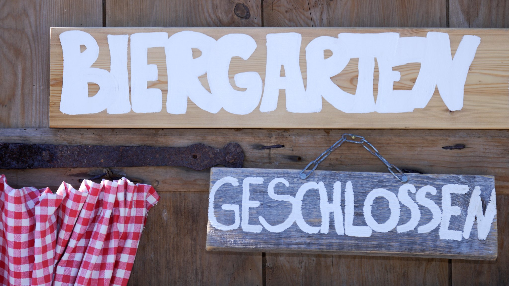 Schild mit der Aufschrift "Biergarten geschlossen"