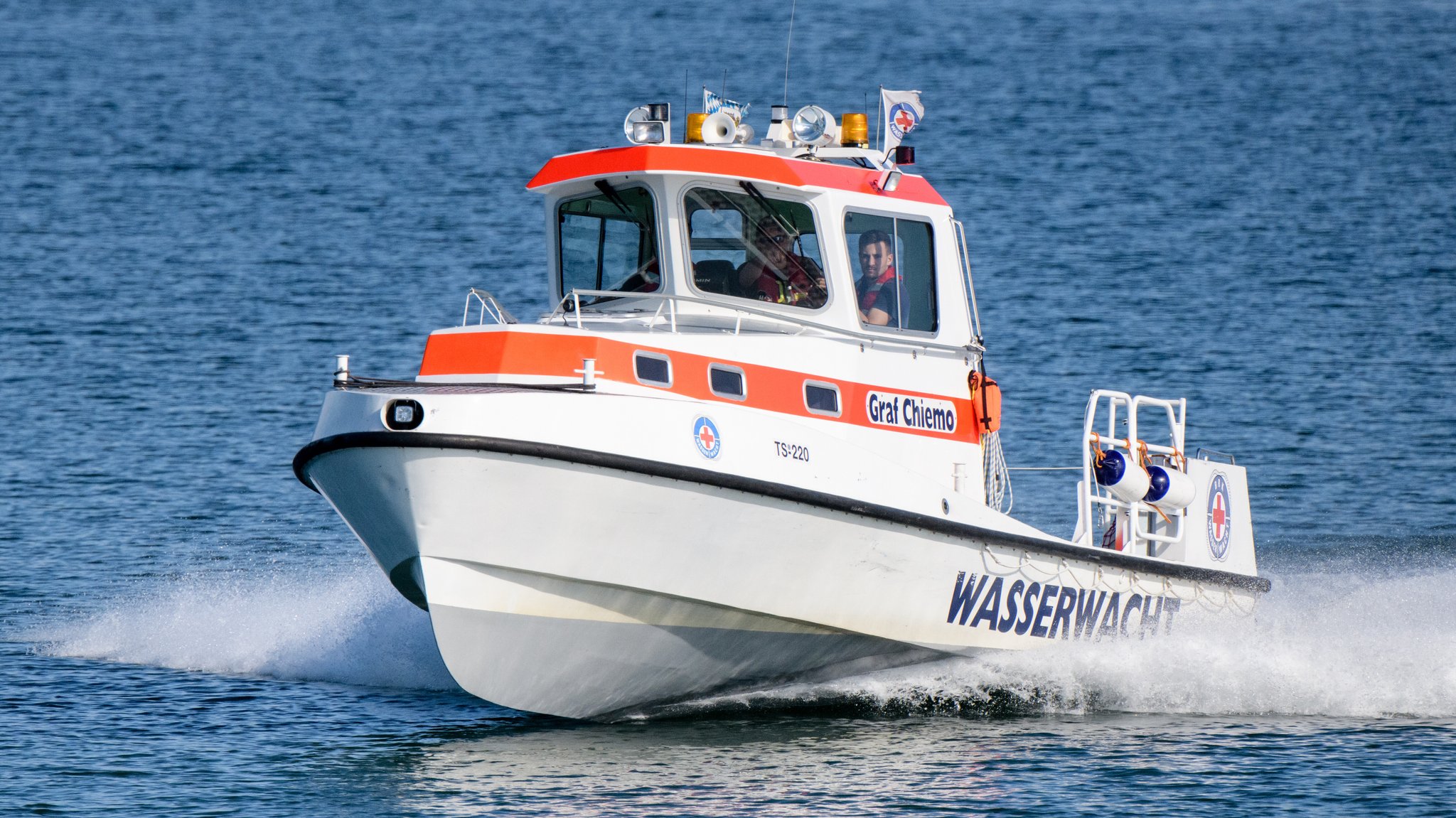 Großeinsatz am Chiemsee: 85-jähriger Surfer vermisst