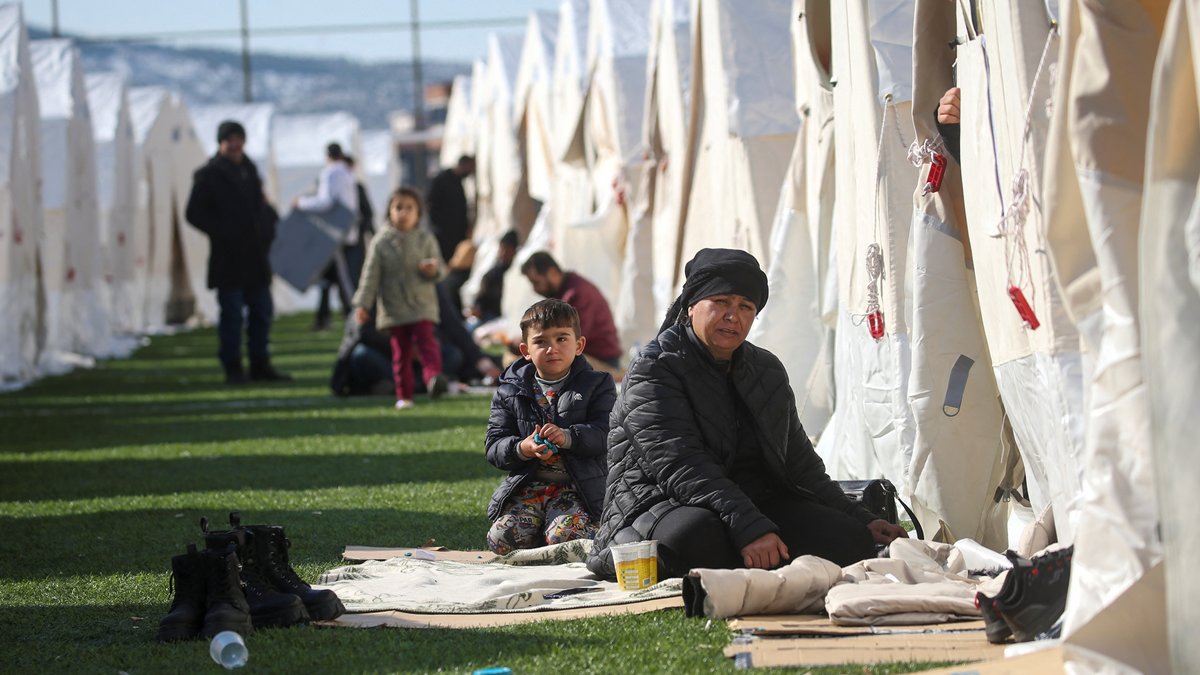 Gaziantep, Türkei: Vom Erdbeben betroffene Menschen in temporäreren Zeltunterkünften
