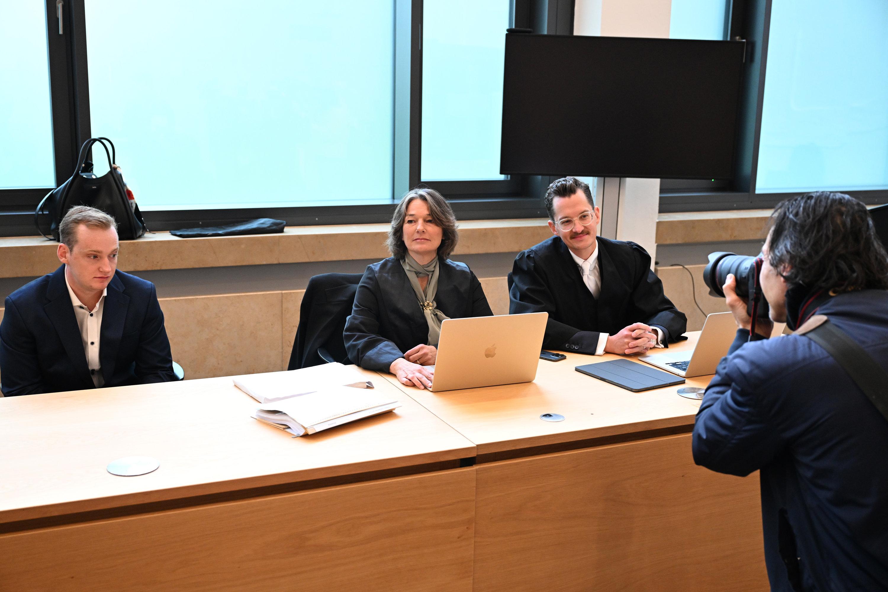 Der Angeklagte (l.), daneben Rechtsanwältin Regina Rick und Anwalt Yves Georg im Sitzungssaal des Amtsgerichts Laufen.