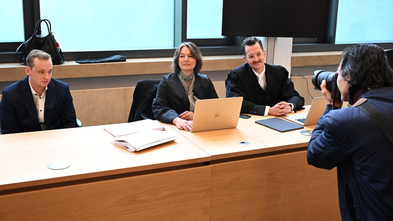 Der Angeklagte (l.), daneben Rechtsanwältin Regina Rick und Anwalt Yves Georg im Sitzungssaal des Amtsgerichts Laufen. | Bild: dpa-Bildfunk / Felix Hörhager Der Angeklagte (l.), daneben Rechtsanwältin Regina Rick und Anwalt Yves Georg im Sitzungssaal des Amtsgerichts Laufen.