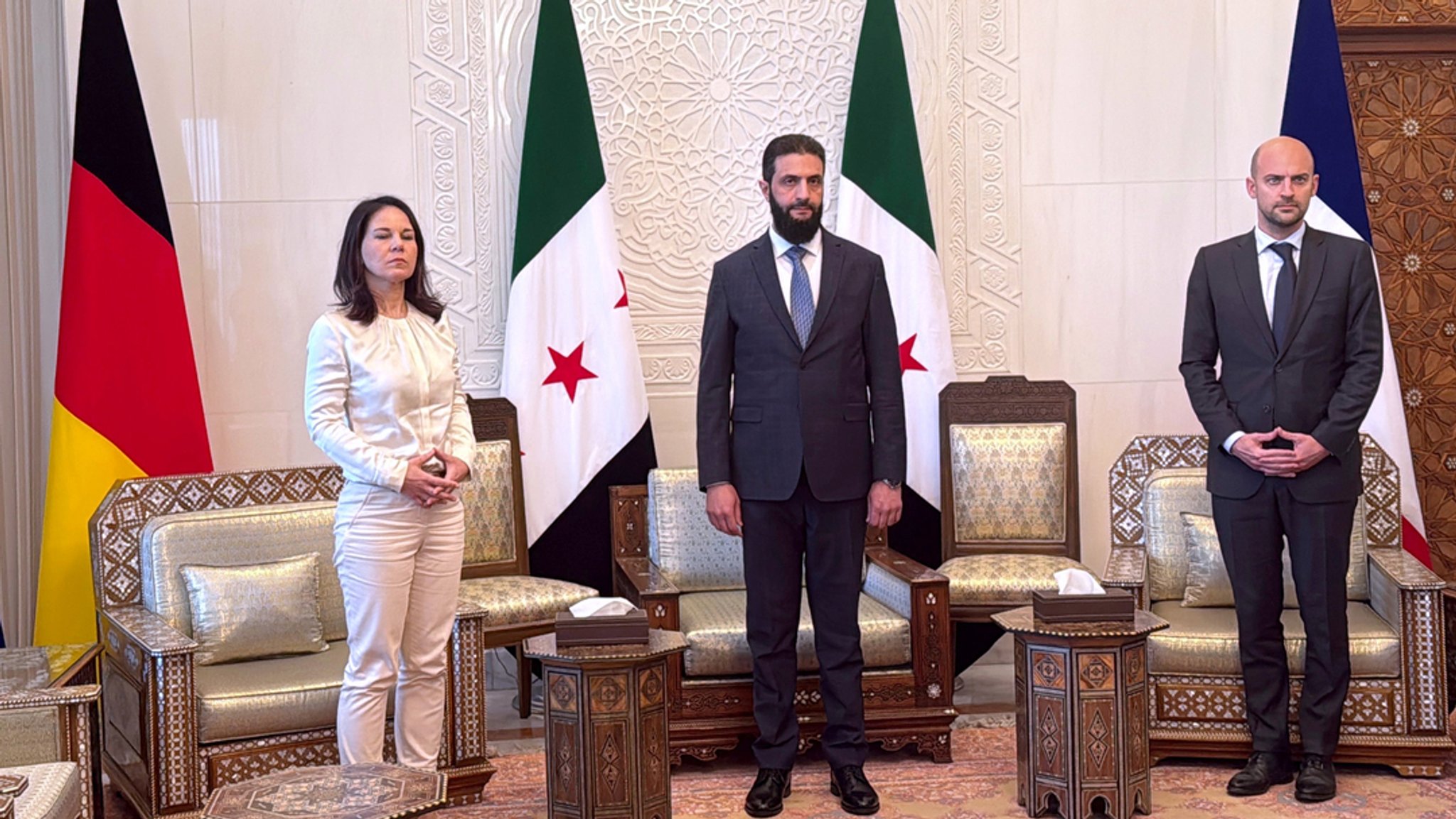 Syrien, Damaskus: Außenministerin Annalena Baerbock (l-r) trifft sich mit dem neuen syrischen Machthaber Ahmed al-Scharaa, rechts ihr französischer Amtskollege Jean-Noël Barrot.