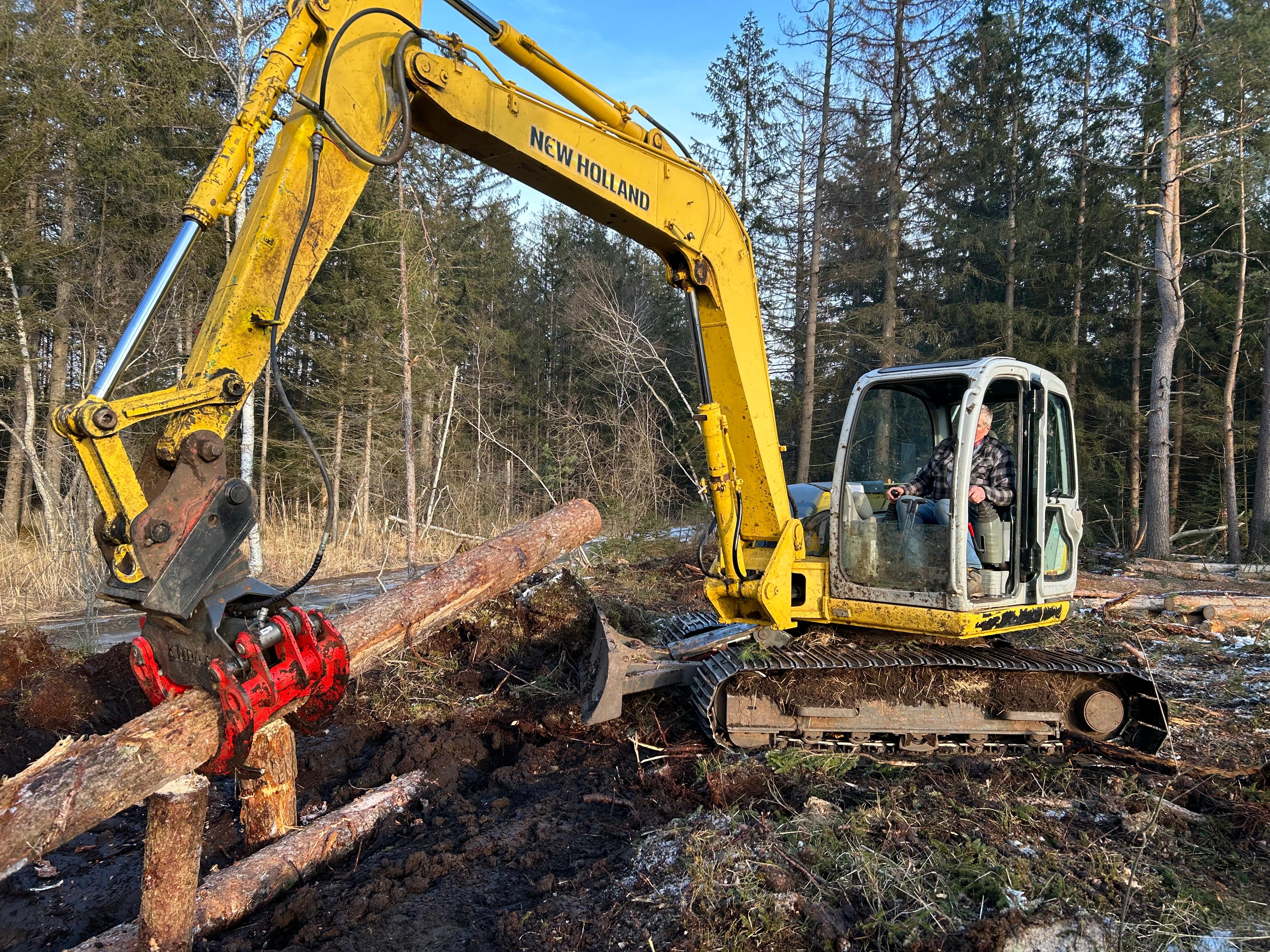 Baggerfahrer Hans Schlickenrieder hebt einen Graben in einer Moorfläche in der Nähe von Benediktbeuern aus.