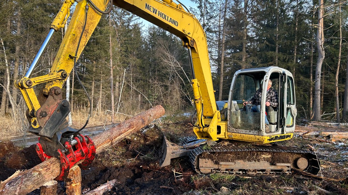 Baggerfahrer Hans Schlickenrieder hebt einen Graben in einer Moorfläche in der Nähe von Benediktbeuern aus. | Bild: BR/Doris Fenske Baggerfahrer Hans Schlickenrieder hebt einen Graben in einer Moorfläche in der Nähe von Benediktbeuern aus.