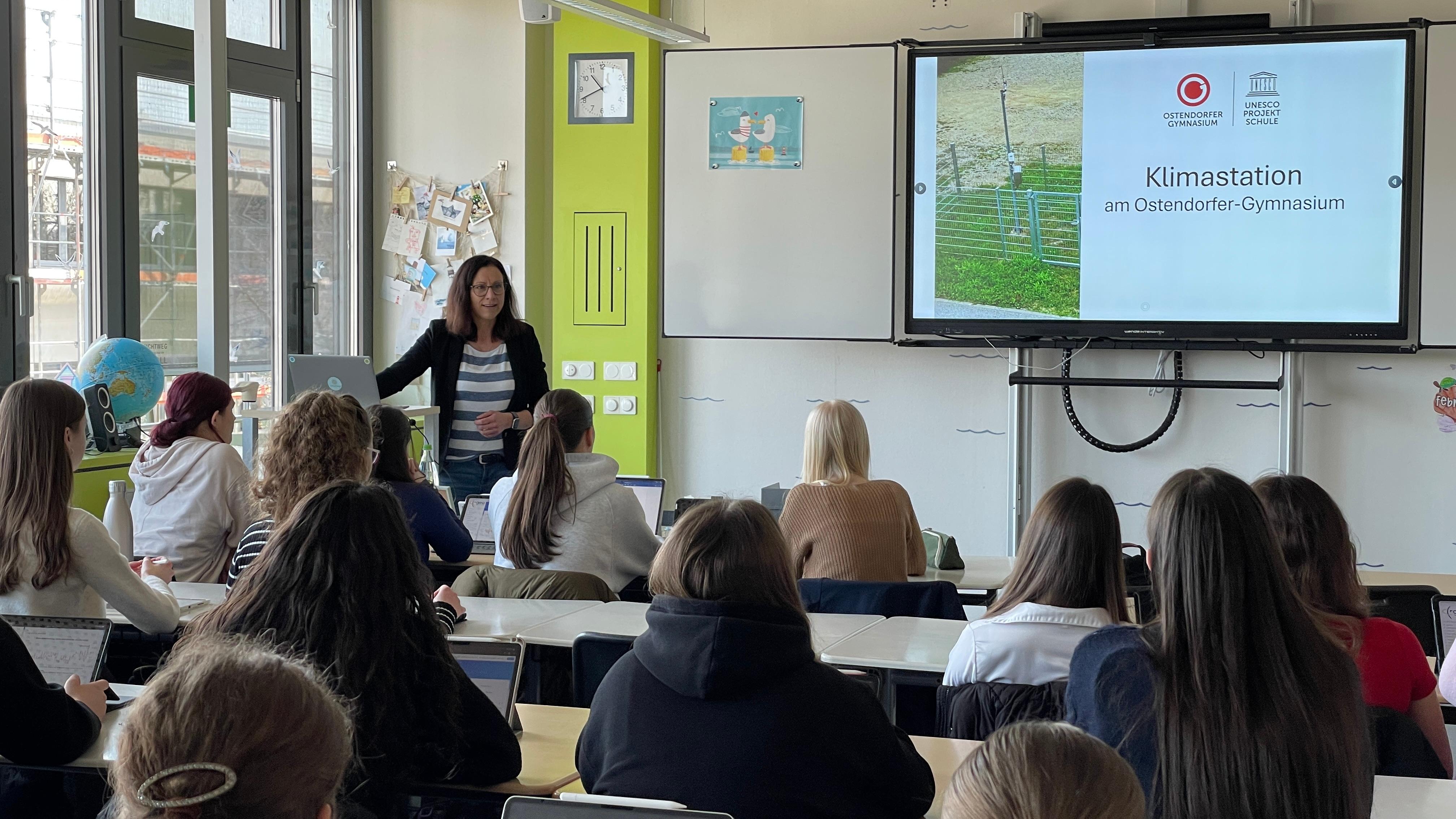 Schulklasse am Ostendorfer Gymnasium.