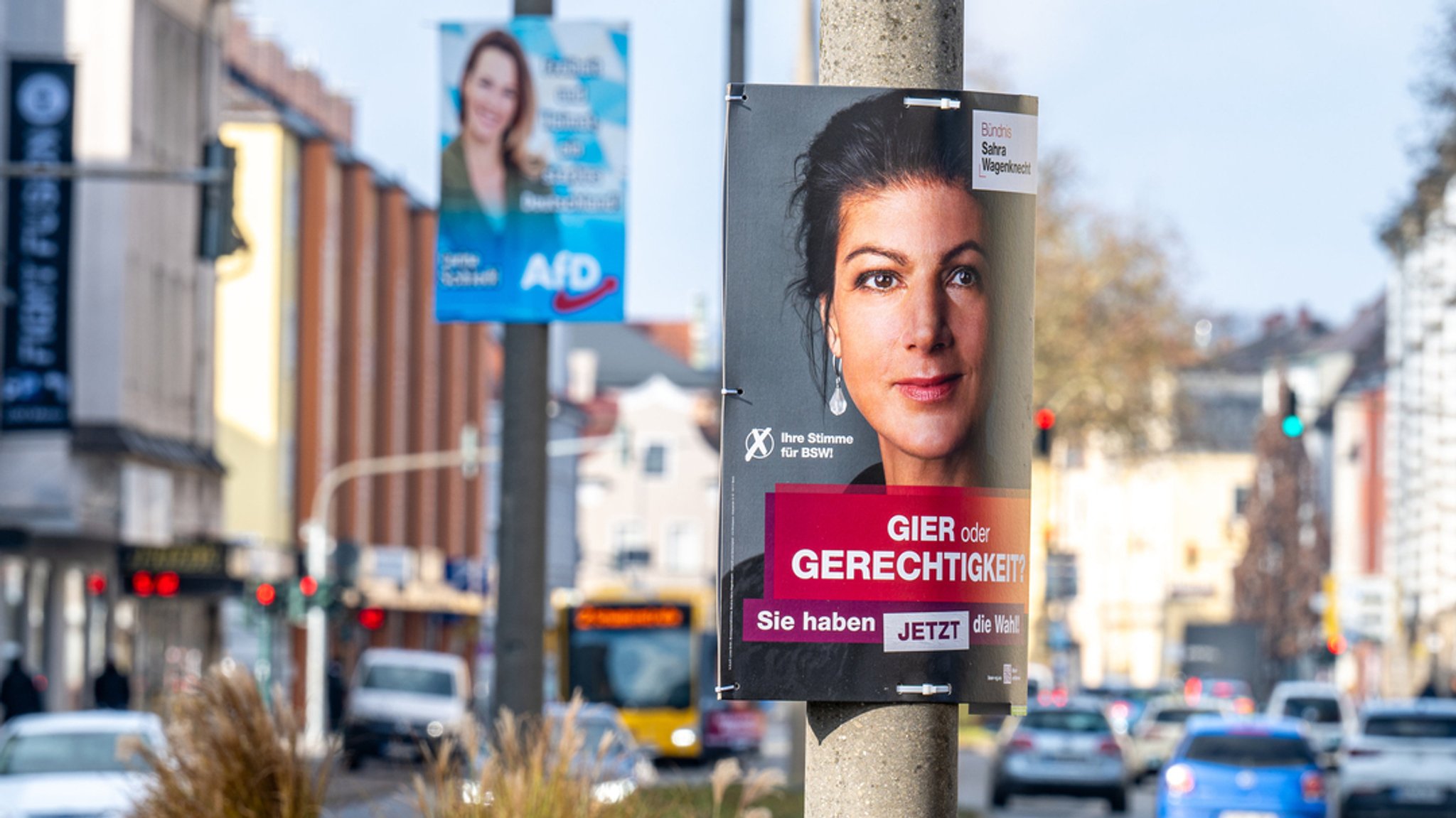 In Regensburg hängen schon die ersten Wahlplakate für die Bundestagswahl. Das BSW und die AfD haben den Anfang gemacht.