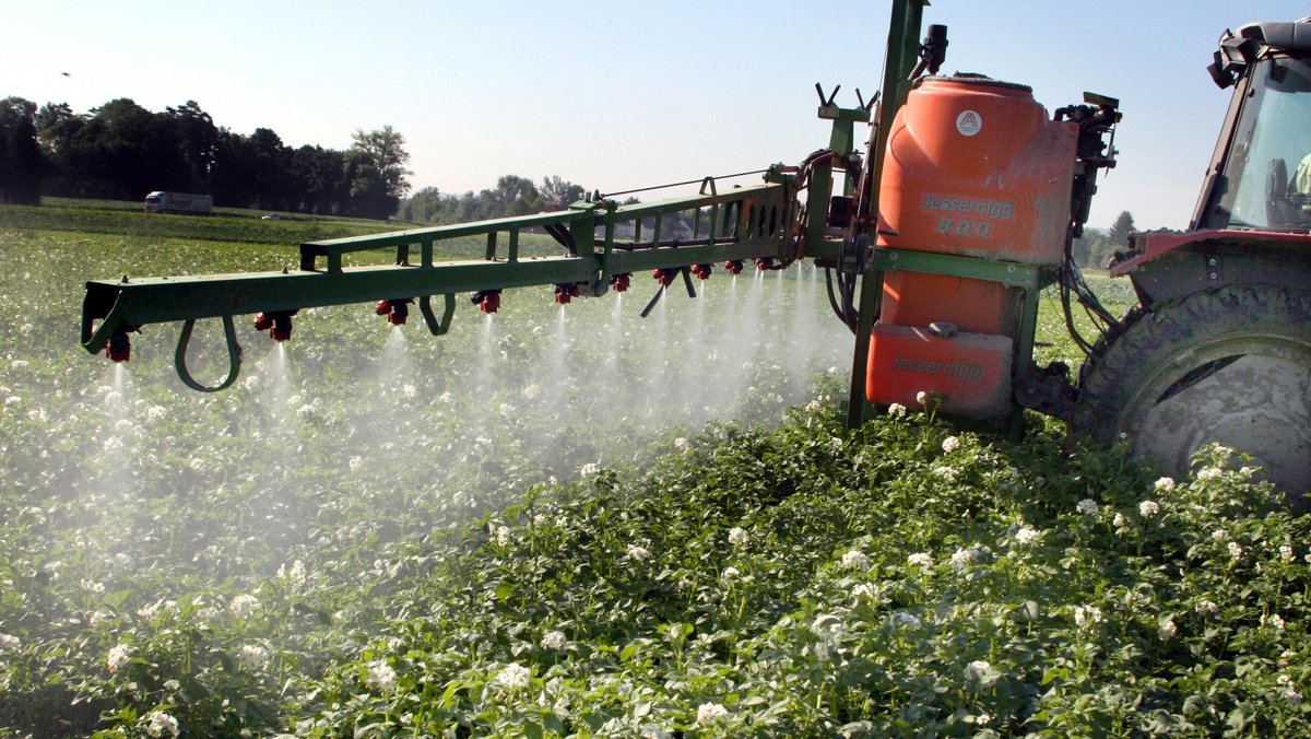 Pestizide können hormonaktive Stoffe enthalten, die schädlich für Menschen und Umwelt.