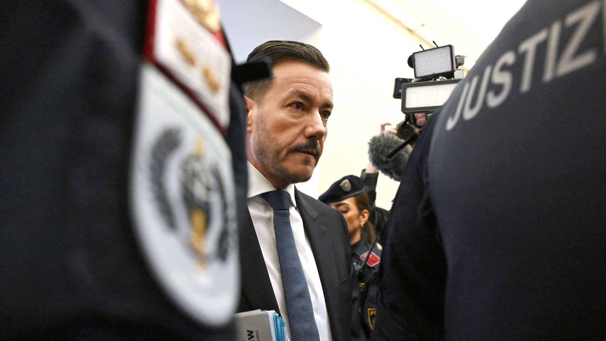 Der österreichische Ex-Milliardär und insolvente Immobilienunternehmer René Benko ist zu zwei Jahren Haft verurteilt worden.