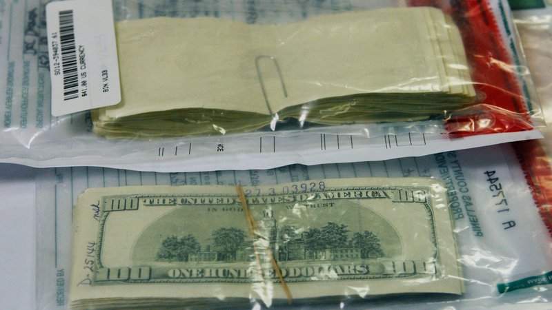 (Symbolbild) Fahnder des LKA Schleswig-Holstein haben mehr als 103 Millionen Dollar Falschgeld sichergestellt. | Bild: picture alliance / ZUMAPRESS.com | Jim Damaske (Symbolbild) Fahnder des LKA Schleswig-Holstein haben mehr als 103 Millionen Dollar Falschgeld sichergestellt.