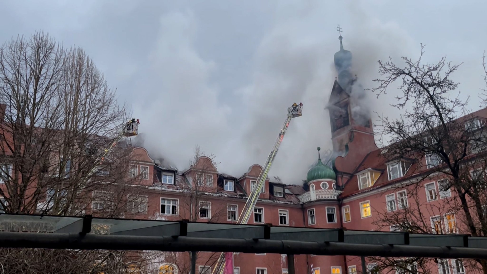 In der Münchner Innenstadt brennt am 24. Dezember der Dachstuhl eines Pflegeheims.