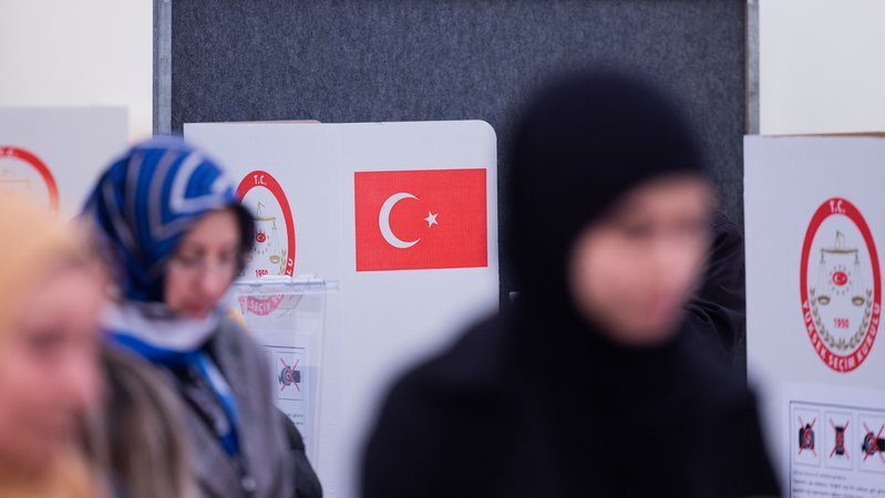 Wählerinnen geben im Türkischen Generalkonsulat in Hürth (NRW) ihre Stimme für die Parlaments- und Präsidentenwahl in der Türkei ab.  