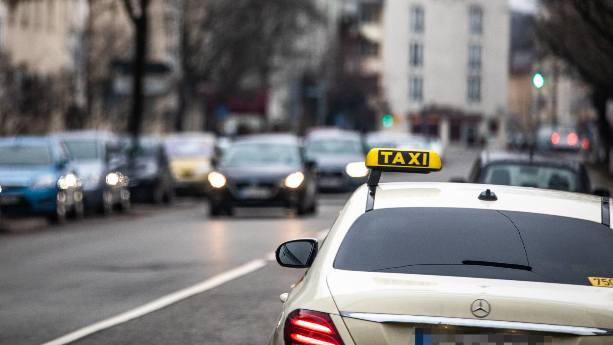 Ein Taxi am Straßenrand