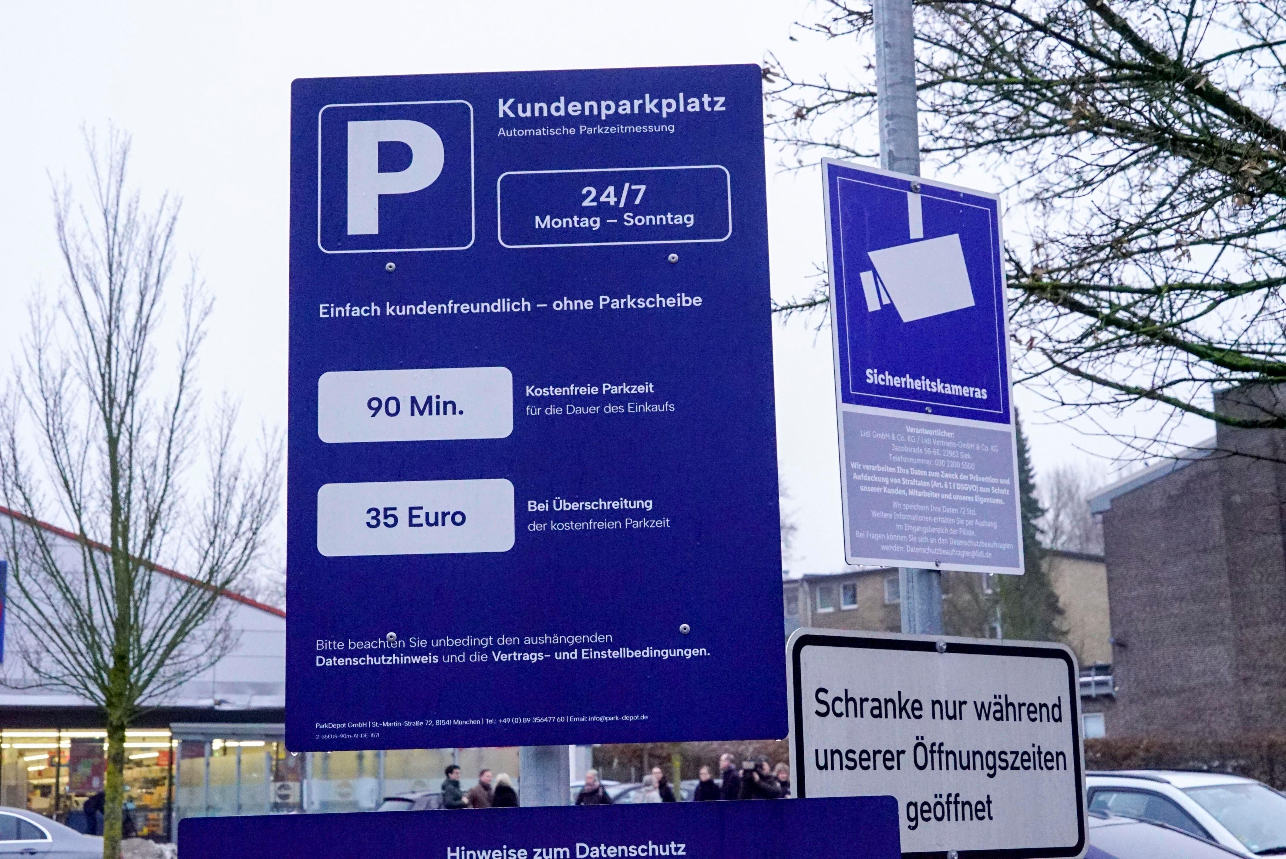 (Symbolbild) Hinweisschild auf einem Supermarkt-Parkplatz.