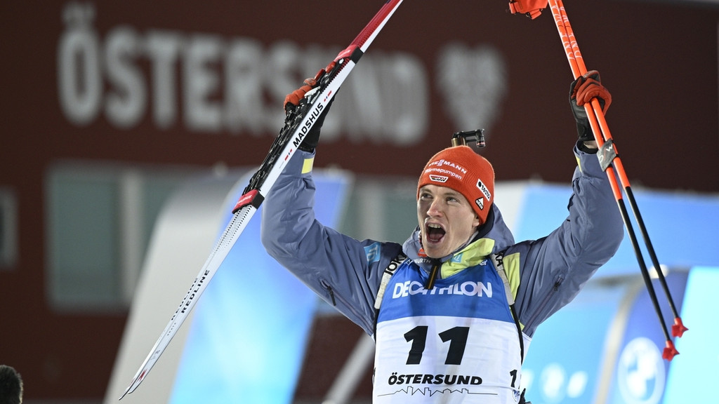 Benedikt Doll bejubelt seinen Sieg im Einzel in Östersund.
