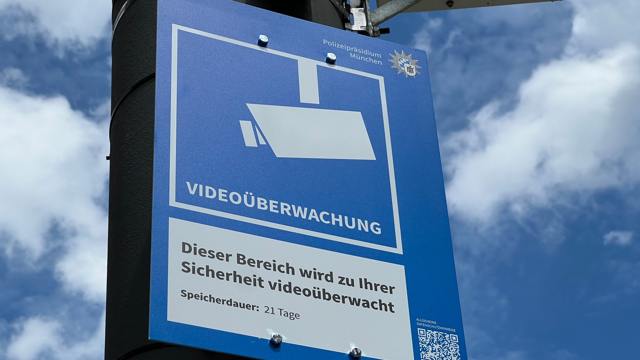 Ein Schild weist auf Videoüberwachung hin 