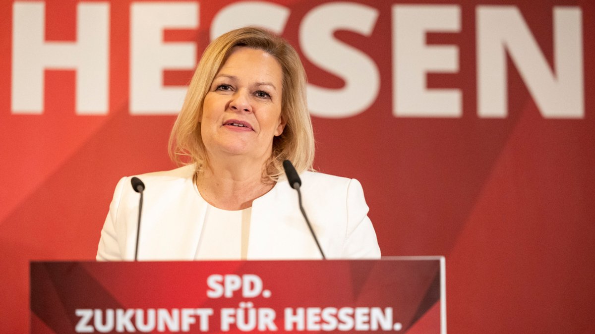 03.02.2023, Hessen, Friedewald: Nancy Faeser, Innenministerin (SPD) spricht auf einer Pressekonferenz.