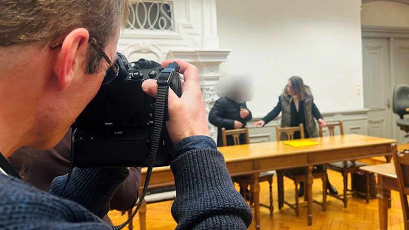 Ein Pressefotograf macht Bilder vom Angeklagten und dessen Anwältin im Passauer Amtsgericht. | Bild: BR/Katharina Häringer Ein Pressefotograf macht Bilder vom Angeklagten und dessen Anwältin im Passauer Amtsgericht.