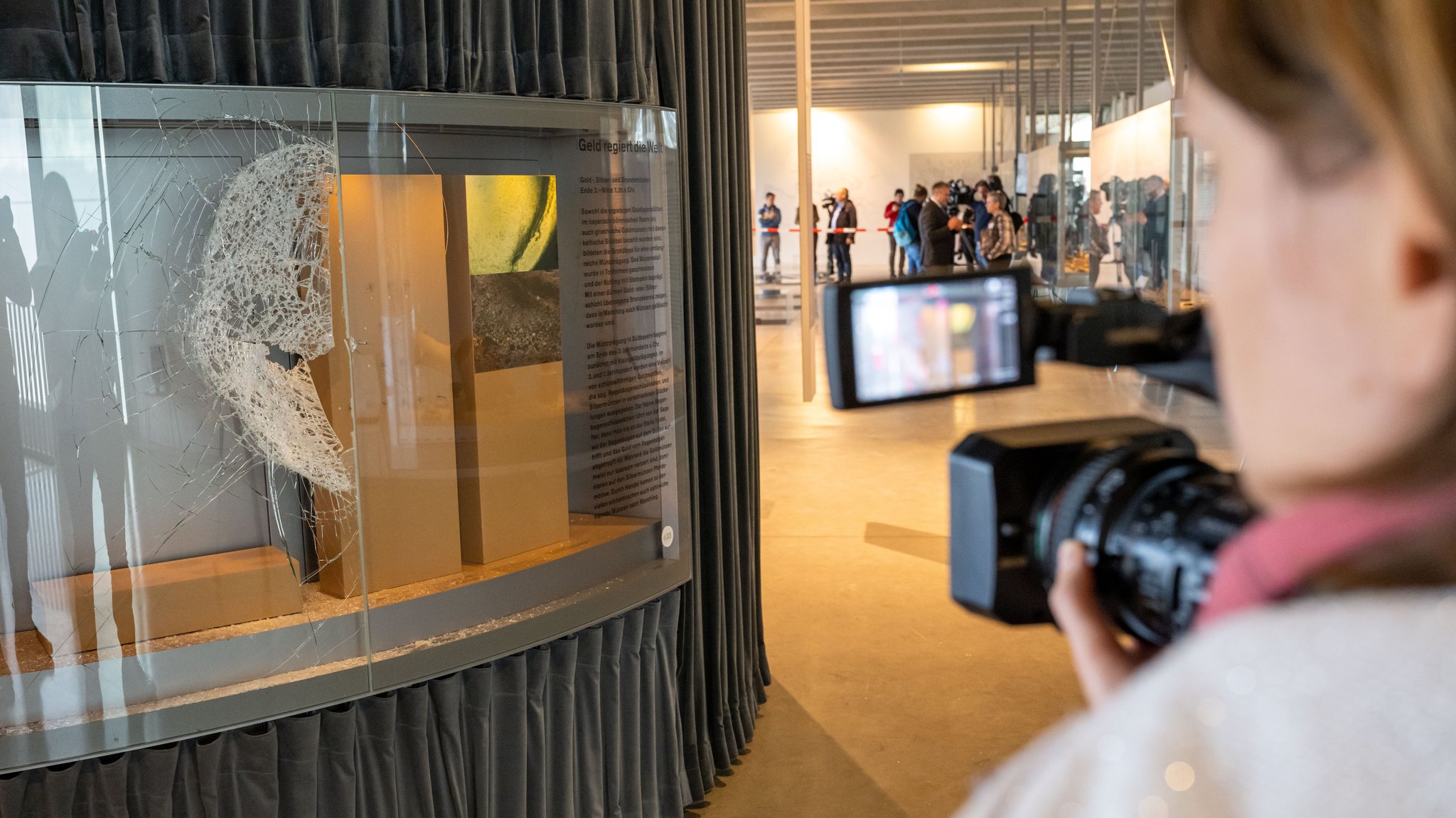 Eine Journalistin filmt im Manchinger Kelten-Römer-Museum den Tatort.