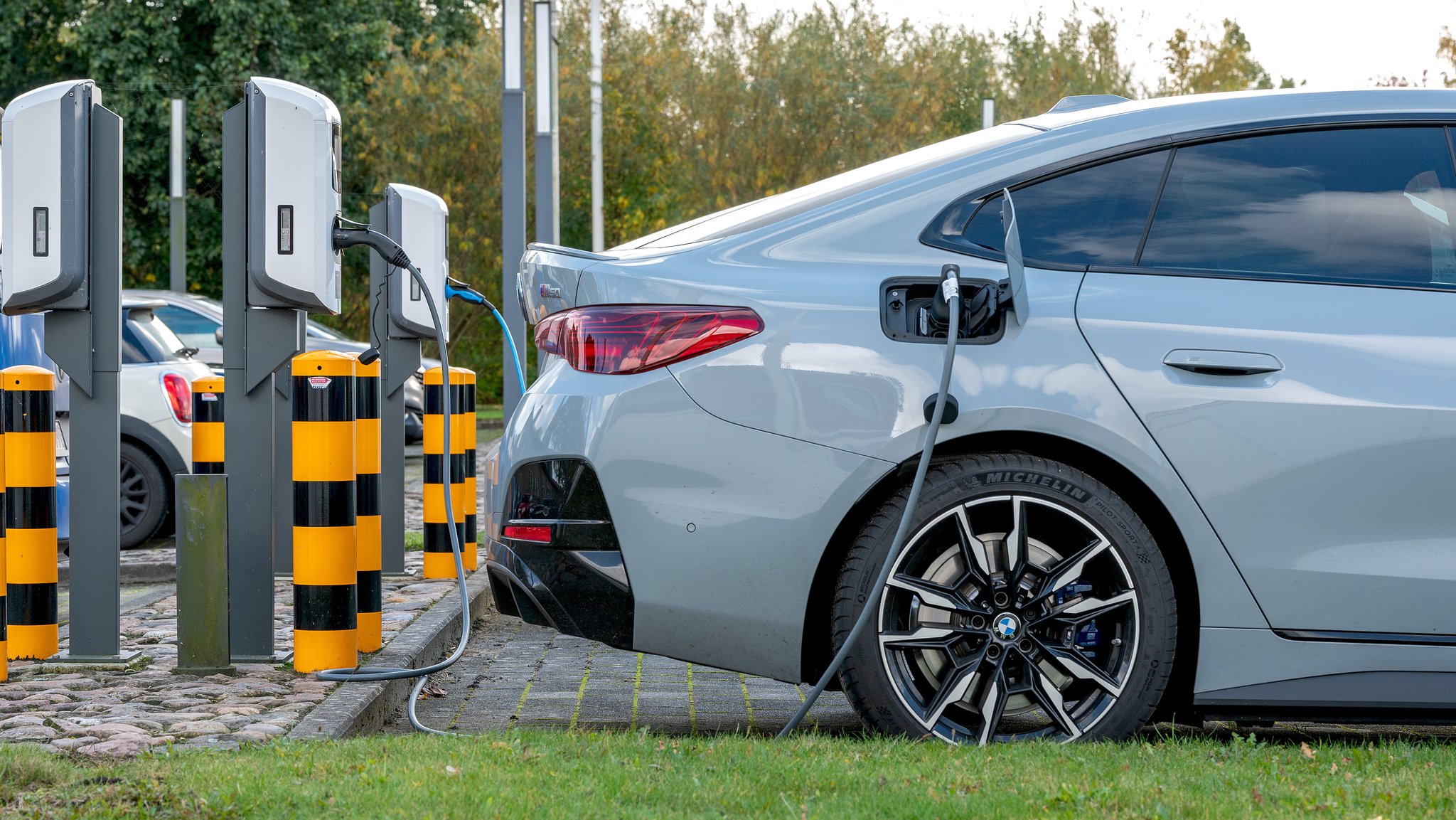 BMW i4 | Bild: picture alliance / SULUPRESS.DE | Torsten Sukrow / SULUPRESS.DE BMW i4