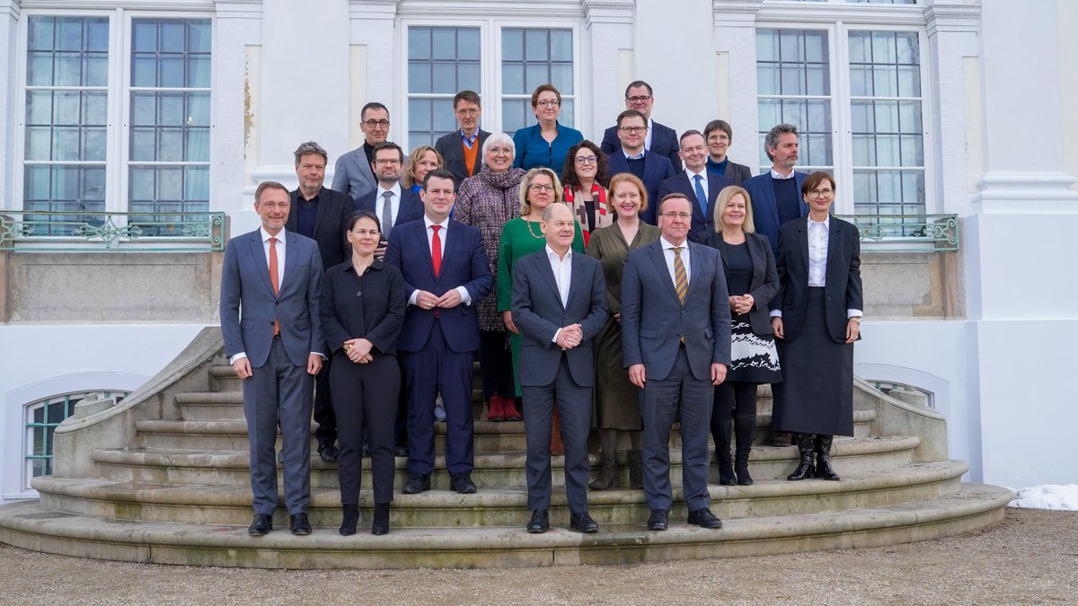 Kabinett von Bundeskanzler Scholz bei der Klausurtagung des Bundeskabinetts im Gästehaus Schloss Meseberg