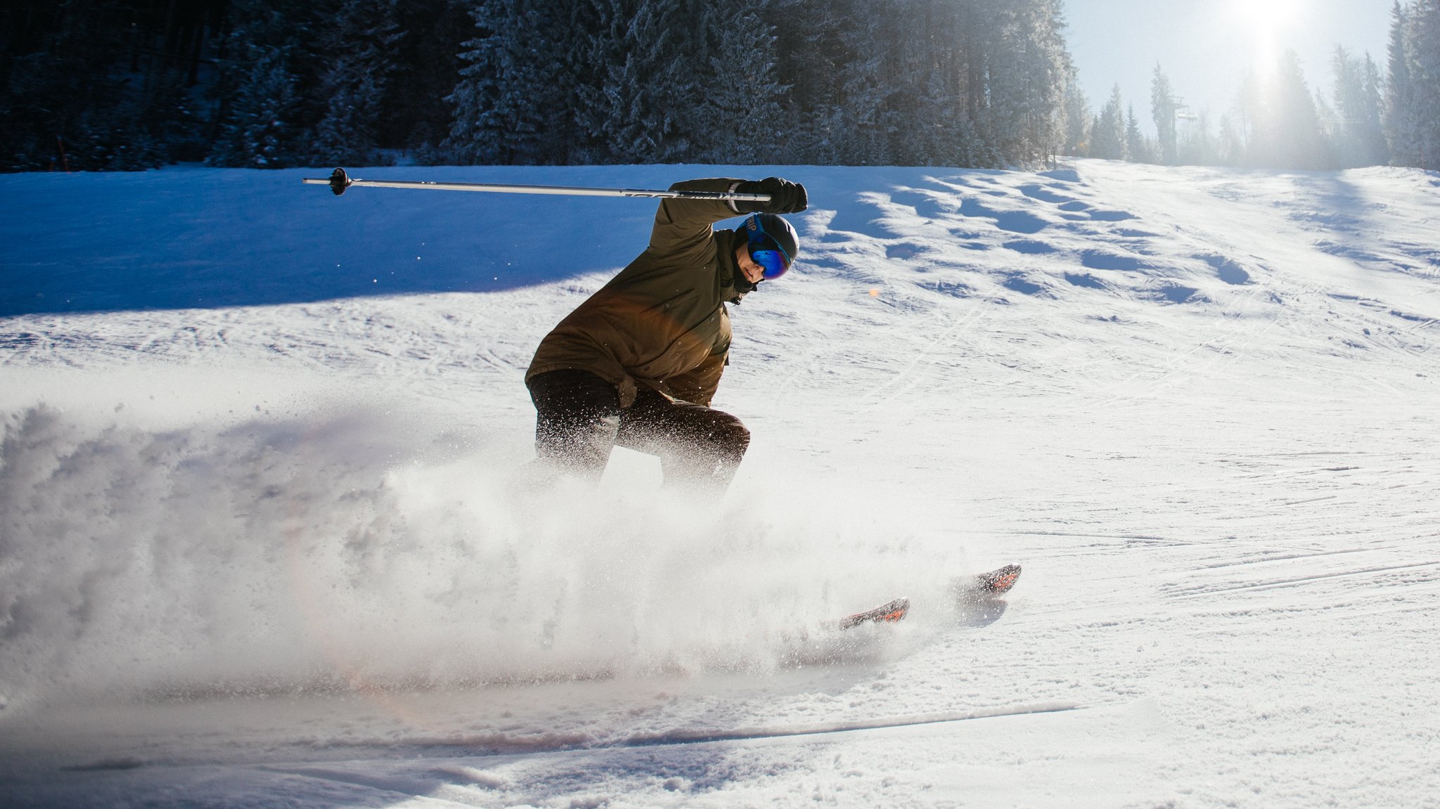 Ein Skifahrer auf der Piste