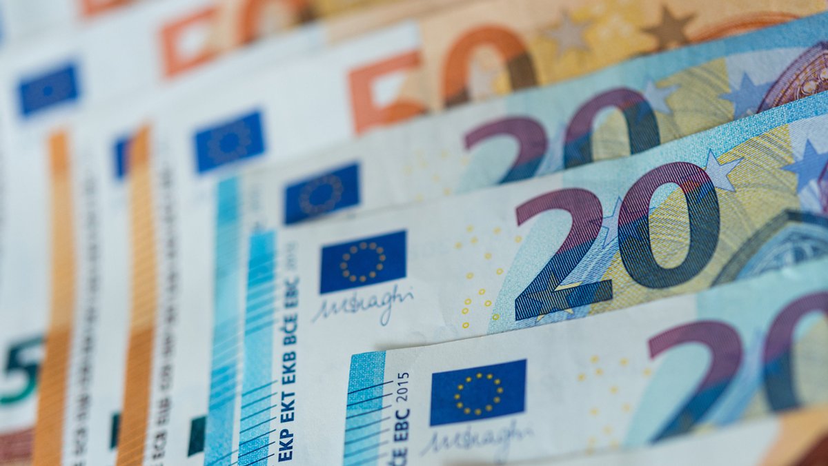 Banknoten von 10, 20 und 50 Euro liegen sortiert auf einem Tisch.
