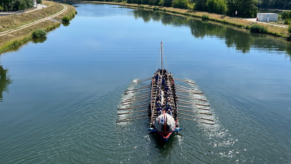 Nachgebautes Römerschiff auf der Donau