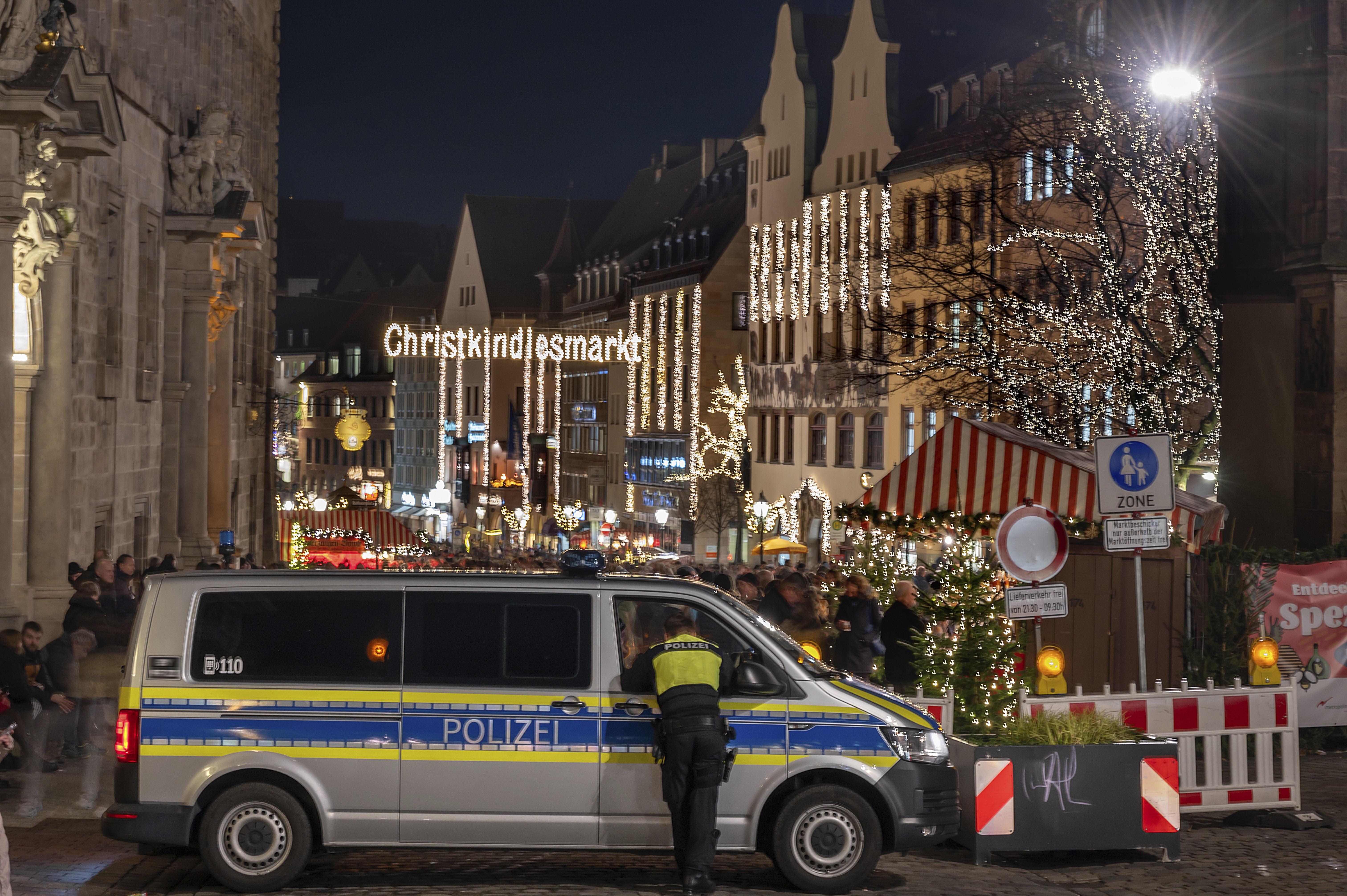 Hauptmarkt, Nürnberg: Polizei sichert den Christkindlesmarkt