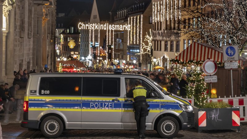 Hauptmarkt, Nürnberg: Polizei sichert den Christkindlesmarkt | Bild: picture alliance / imageBROKER | Helmut Meyer zur Capellen Hauptmarkt, Nürnberg: Polizei sichert den Christkindlesmarkt