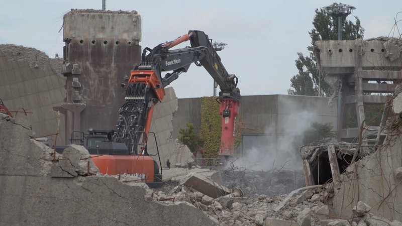 Die Türme des Kernkraftwerks Grafen-Rheinfeld sind weg – was bleibt ist der Schutt, und auch der wird jetzt weggeräumt und vollständig recycelt. | Bild: Bayerischer Rundfunk 2024 Die Türme des Kernkraftwerks Grafen-Rheinfeld sind weg – was bleibt ist der Schutt, und auch der wird jetzt weggeräumt und vollständig recycelt.