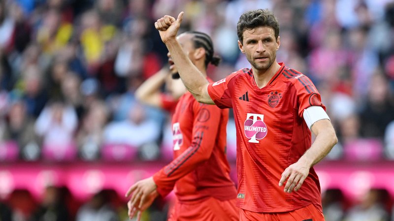 12.04.2025, Bayern, München: Fußball, Bundesliga, FC Bayern München - Borussia Dortmund, Spieltag 29, Allianz Arena, Münchens Thomas Müller zeigt den Daumen hoch. WICHTIGER HINWEIS: Gemäß den Vorgaben der DFL Deutsche Fußball Liga bzw. des DFB Deutscher Fußball-Bund ist es untersagt, in dem Stadion und/oder vom Spiel angefertigte Fotoaufnahmen in Form von Sequenzbildern und/oder videoähnlichen Fotostrecken zu verwerten bzw. verwerten zu lassen. Foto: Sven Hoppe/dpa +++ dpa-Bildfunk +++ | Bild: dpa-Bildfunk/Sven Hoppe 12.04.2025, Bayern, München: Fußball, Bundesliga, FC Bayern München - Borussia Dortmund, Spieltag 29, Allianz Arena, Münchens Thomas Müller zeigt den Daumen hoch. WICHTIGER HINWEIS: Gemäß den Vorgaben der DFL Deutsche Fußball Liga bzw. des DFB Deutscher Fußball-Bund ist es untersagt, in dem Stadion und/oder vom Spiel angefertigte Fotoaufnahmen in Form von Sequenzbildern und/oder videoähnlichen Fotostrecken zu verwerten bzw. verwerten zu lassen. Foto: Sven Hoppe/dpa +++ dpa-Bildfunk +++