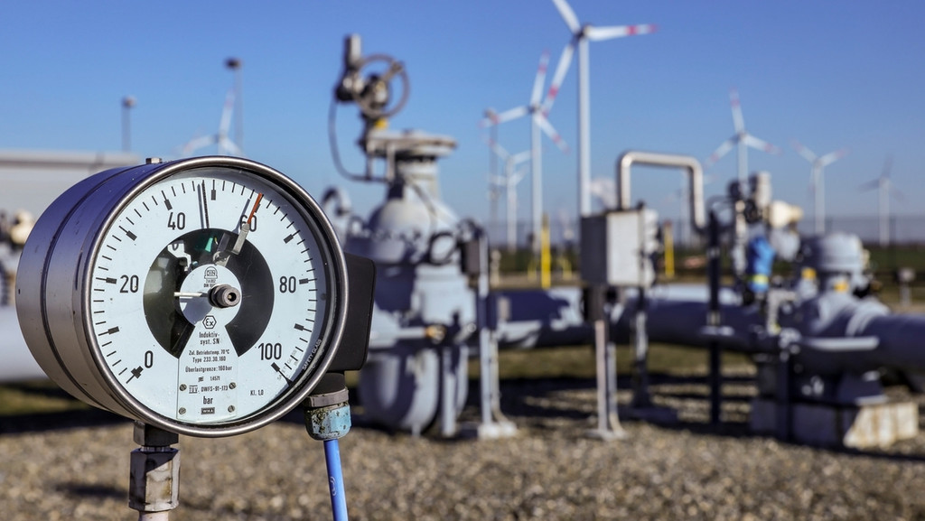 Ein Manometer zeigt den Druck im Erdgasnetz auf dem Gelände eines Untergrund-Gasspeichers an. 