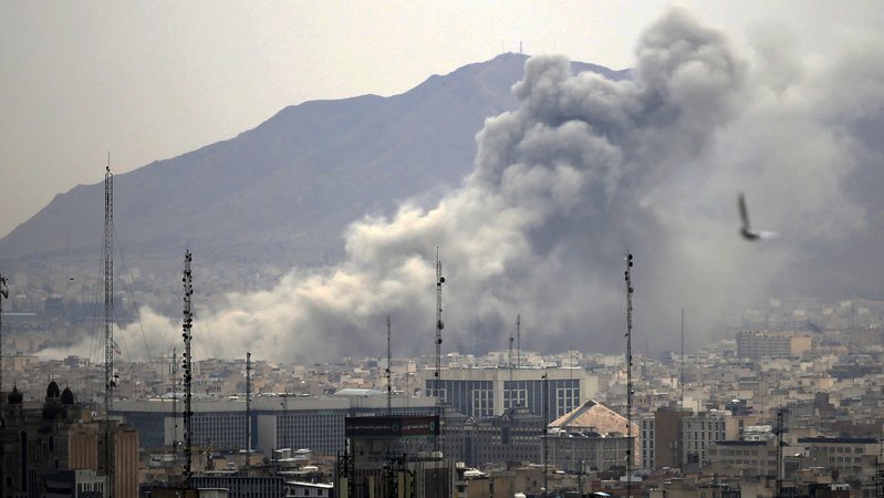 Luftangriff auf Teheran am 13. März | Bild: pa/dpa/Fatemeh Bahrami Luftangriff auf Teheran am 13. März