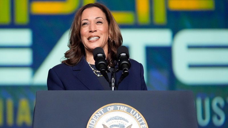 31.07.2024, USA, Houston: Vizepräsidentin Kamala Harris hält eine Rede bei einer Versammlung der Sigma Gamma Rho Sorority. Foto: Mat Otero/AP +++ dpa-Bildfunk +++ | Bild: dpa-Bildfunk/Mat Otero 31.07.2024, USA, Houston: Vizepräsidentin Kamala Harris hält eine Rede bei einer Versammlung der Sigma Gamma Rho Sorority. Foto: Mat Otero/AP +++ dpa-Bildfunk +++