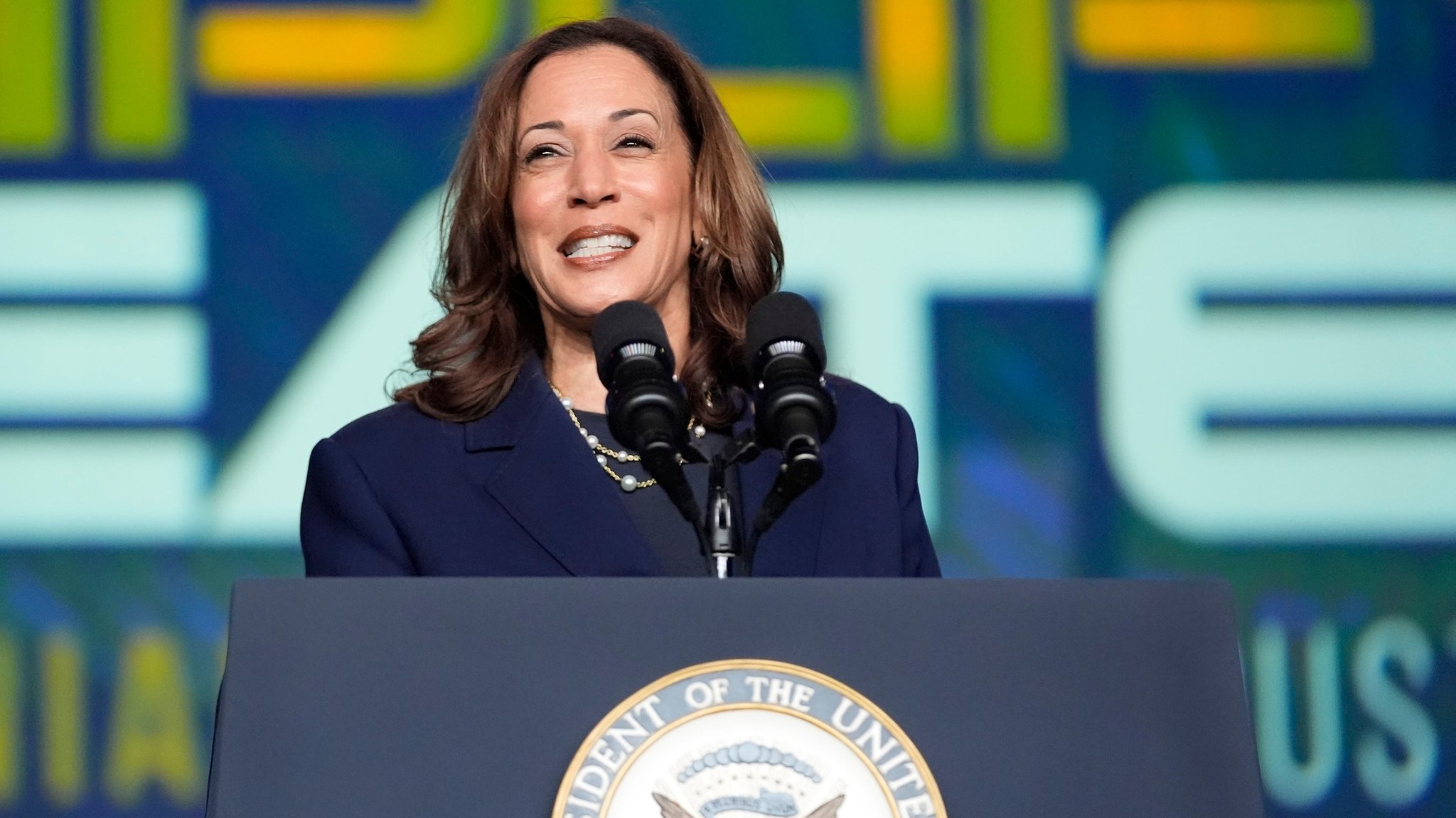 31.07.2024, USA, Houston: Vizepräsidentin Kamala Harris hält eine Rede bei einer Versammlung der Sigma Gamma Rho Sorority. Foto: Mat Otero/AP +++ dpa-Bildfunk +++