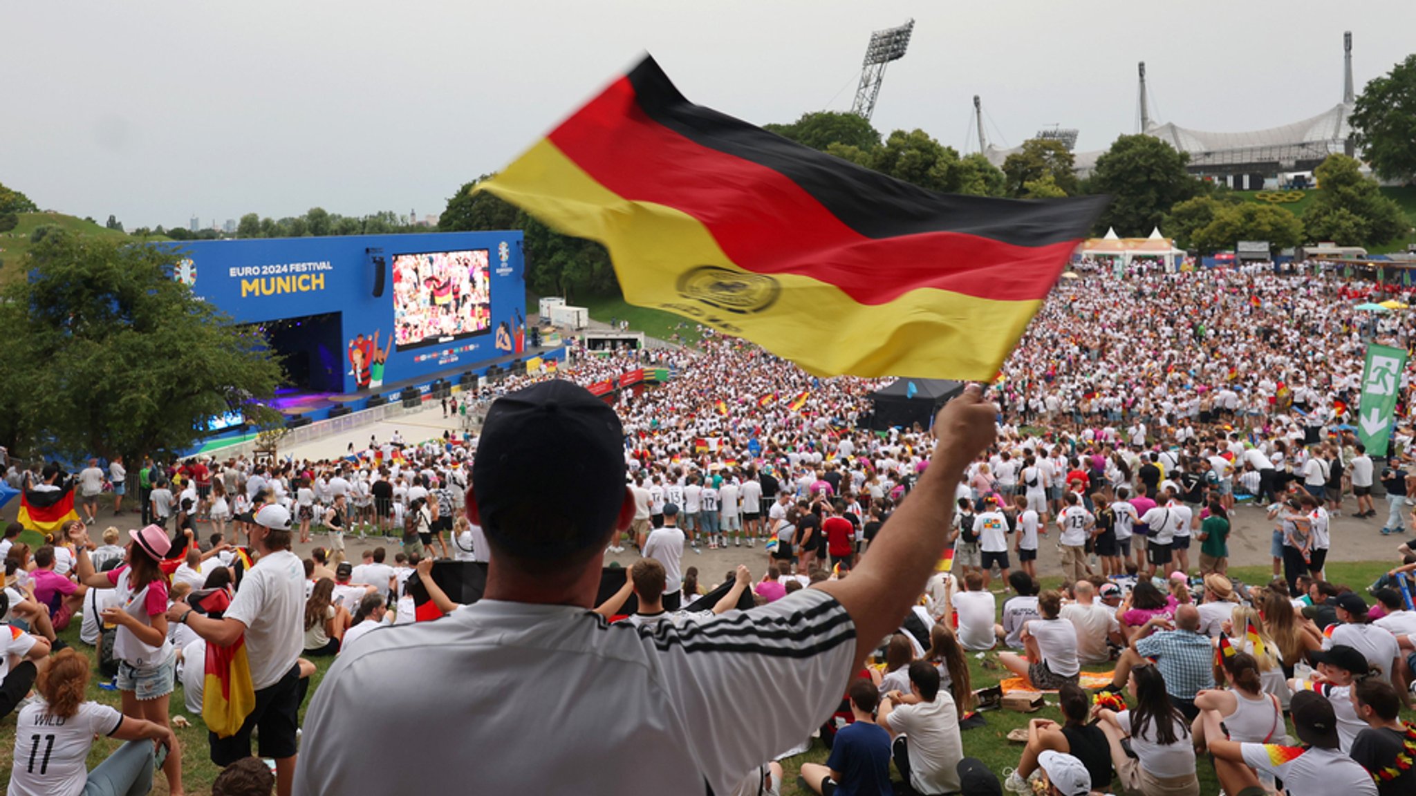 Public Viewing in der Fanzone im Münchner Olympiapark (Archivbild) 