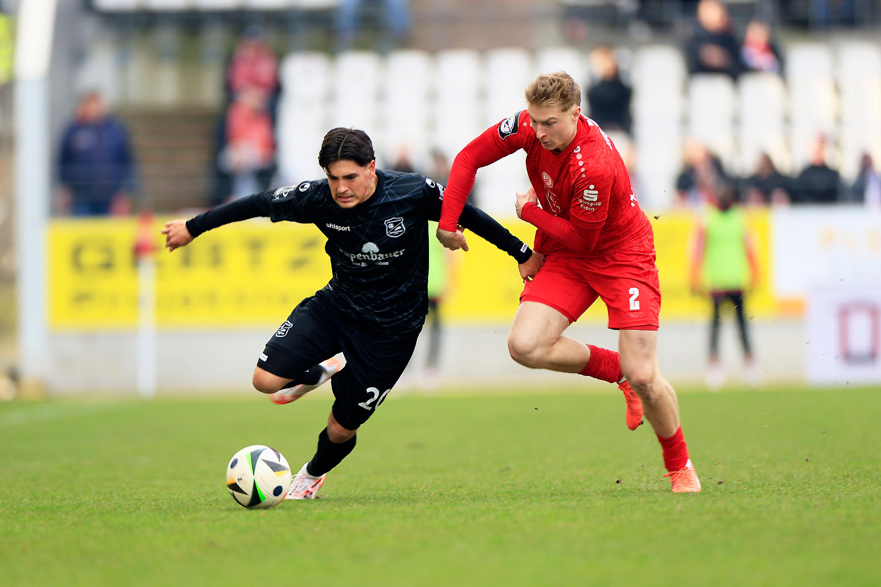 Fabio Torsiello (links) im Zweikampf