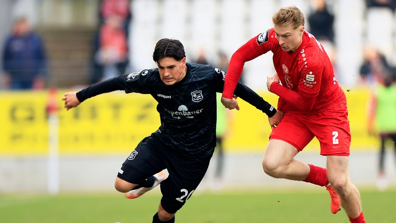 Fabio Torsiello (links) im Zweikampf | Bild: dpa/pa Fabio Torsiello (links) im Zweikampf