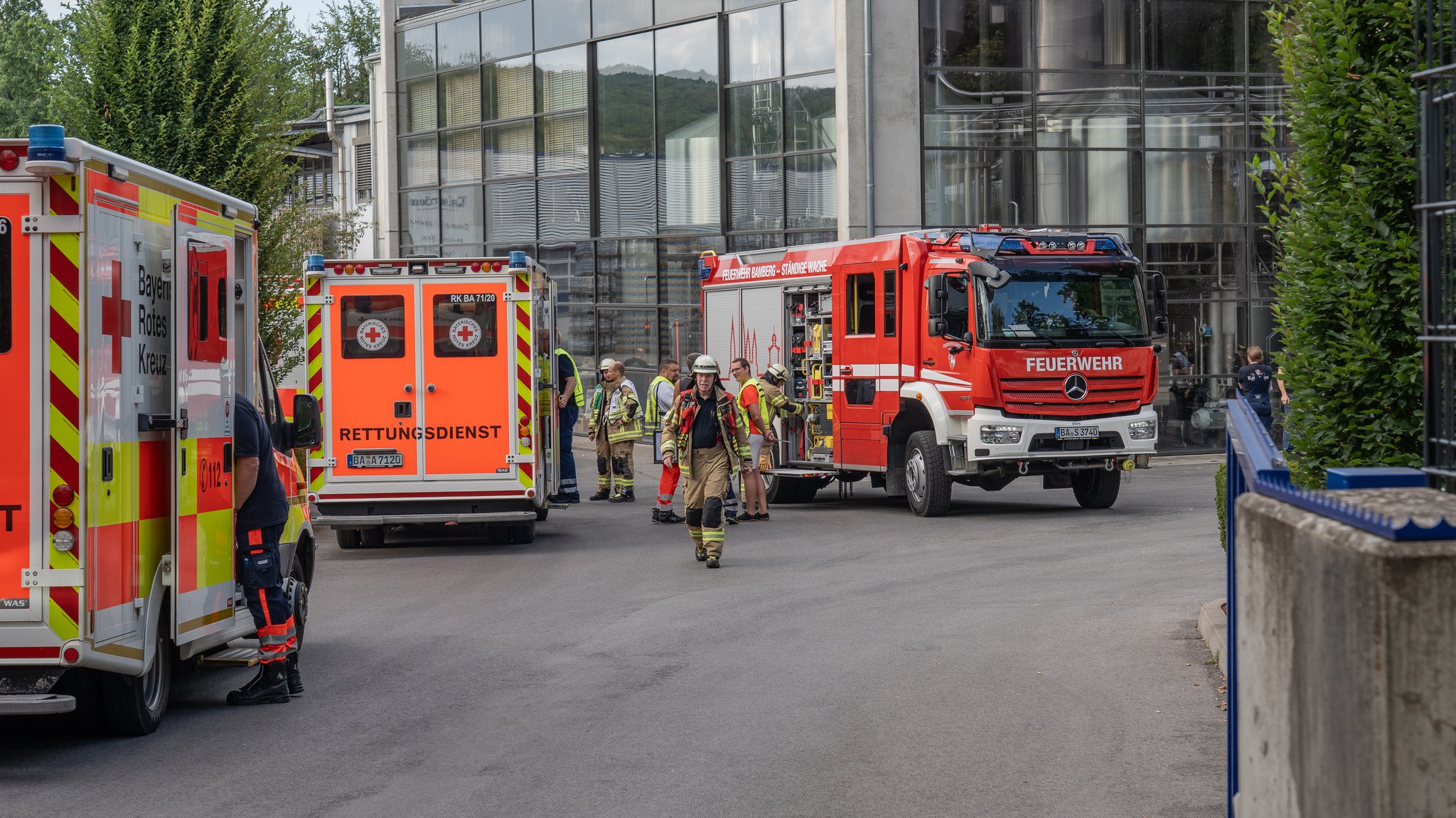 Einsatzkräfte der Feuerwehr und des Rettungsdiensts stehen auf einem Brauereigelände in Bamberg