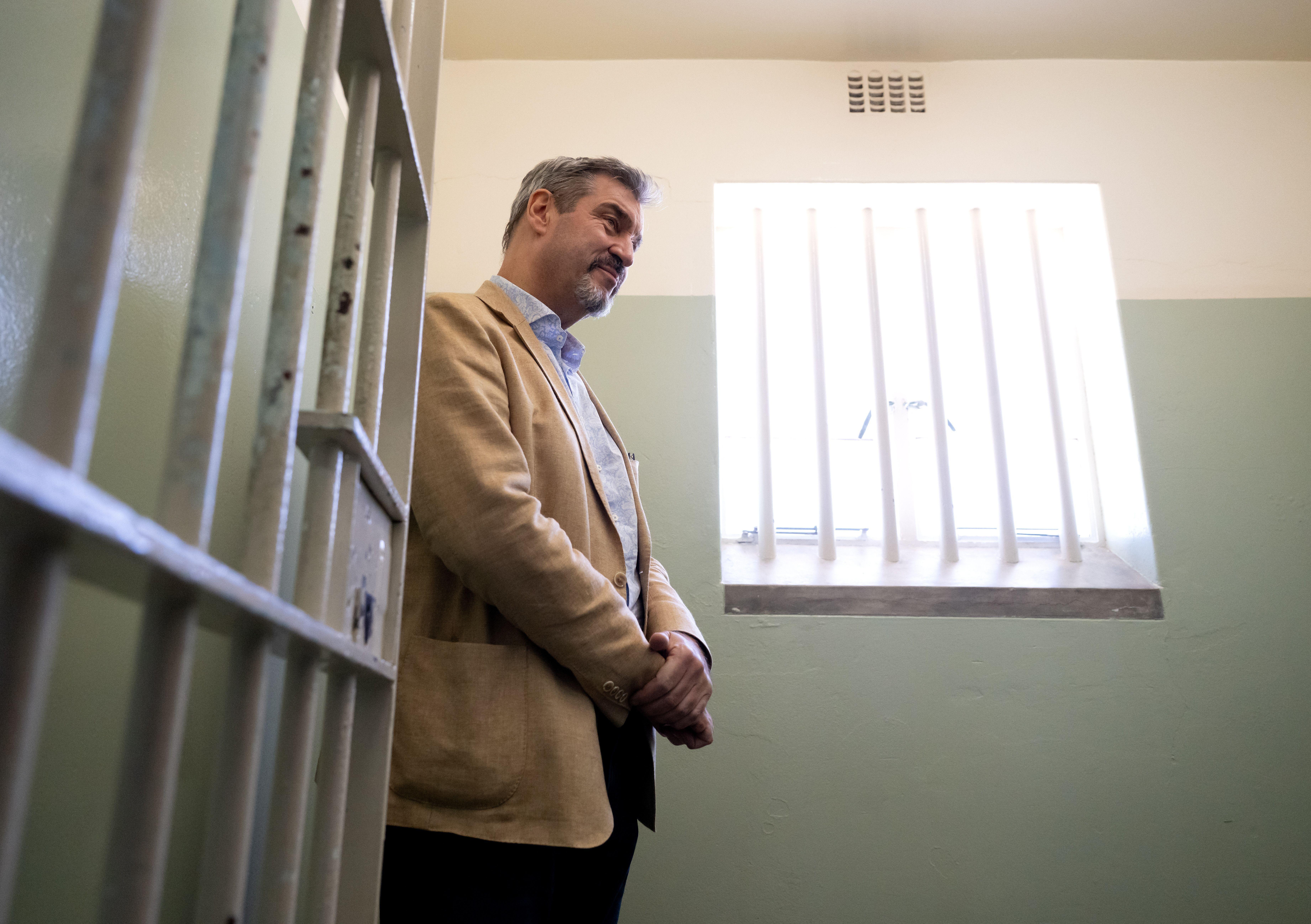 Ministerpräsident Markus Söder (CSU) in der Gefängniszelle von Nelson Mandela auf Robben Island