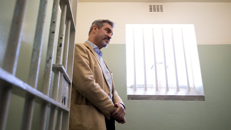 Ministerpräsident Markus Söder (CSU) in der Gefängniszelle von Nelson Mandela auf Robben Island | Bild: picture alliance/dpa | Sven Hoppe Ministerpräsident Markus Söder (CSU) in der Gefängniszelle von Nelson Mandela auf Robben Island