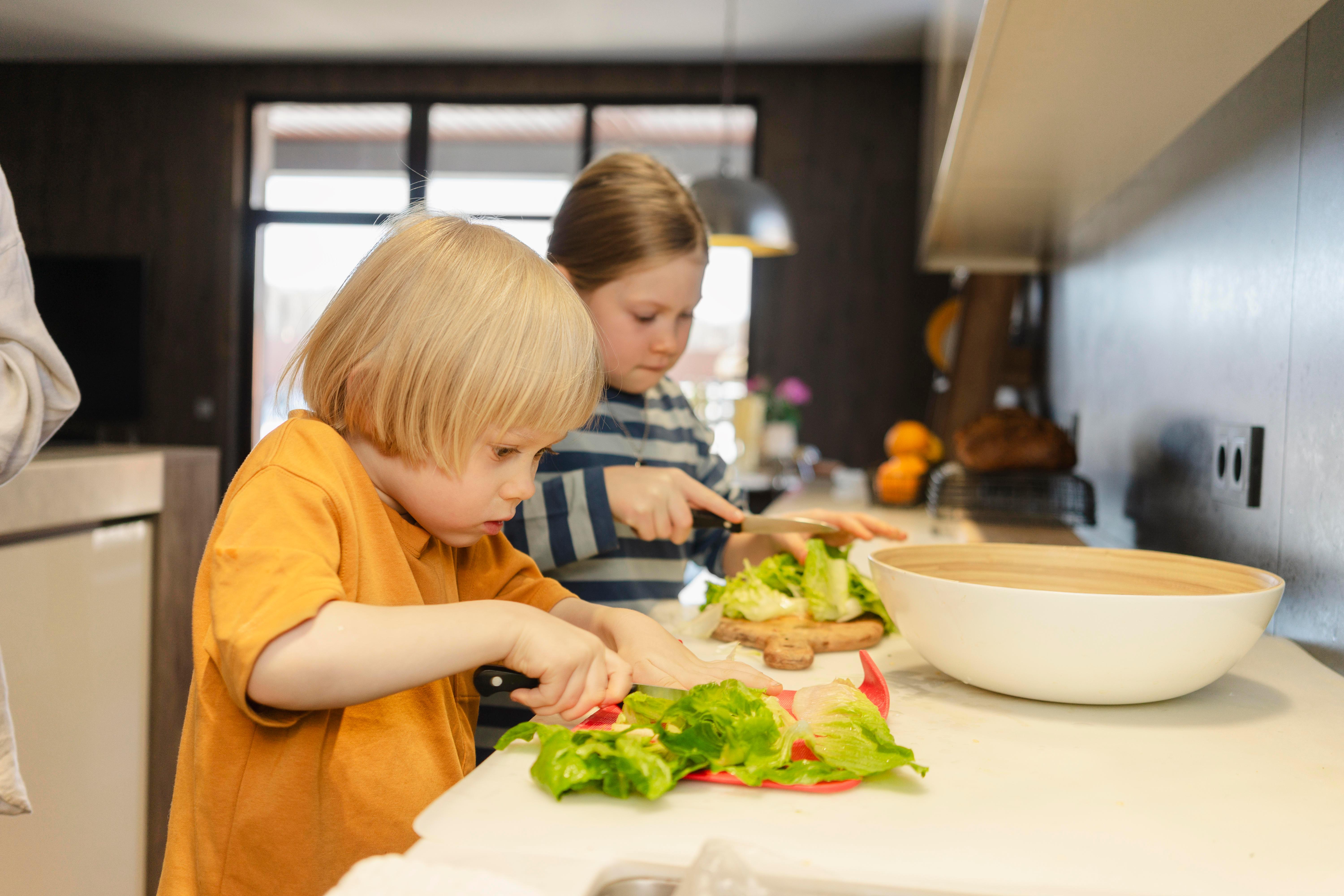 Kinder bereiten Salat zu
