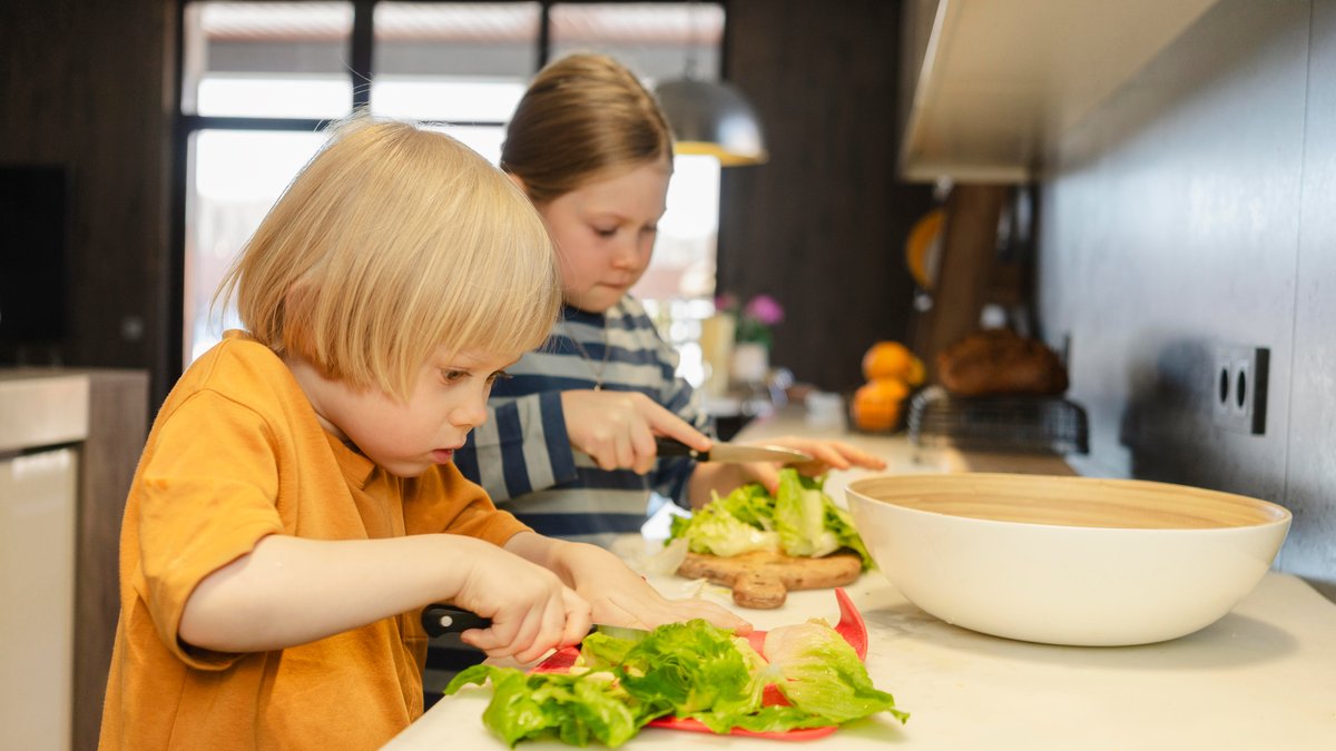 Kinder bereiten Salat zu