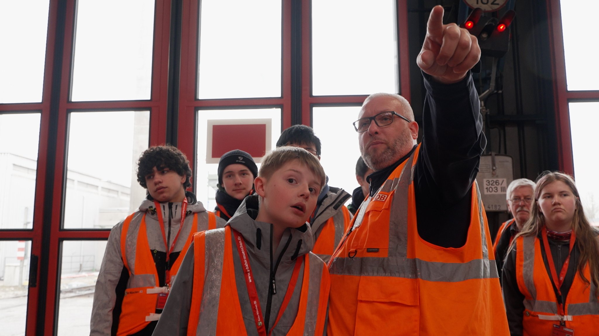 Realschülerinnen und Realschüler im Werkshof der S-Bahn München. Am letzten Tag ihrer Ausbildung bekommen sie noch eine Führung. 