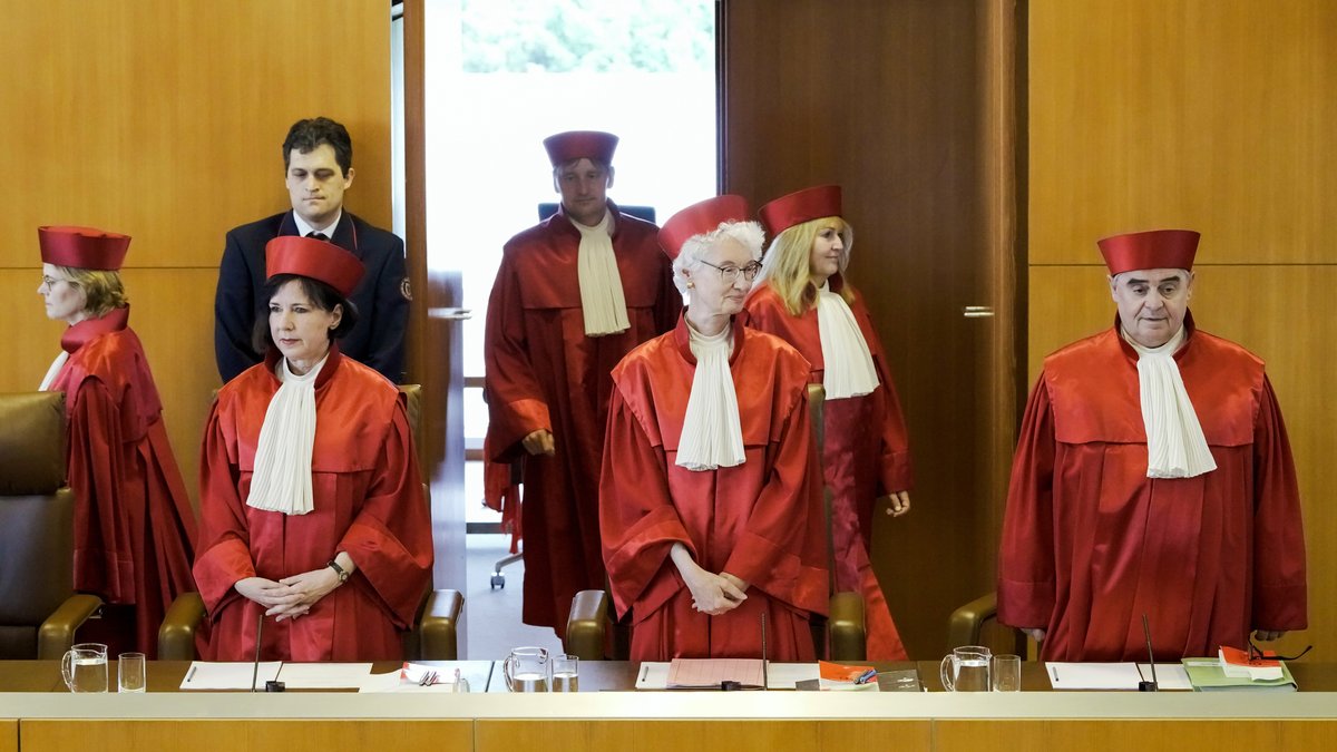 Der zweite Senat des Bundesverfassungsgerichts - Astrid Wallrabenstein (l-r), Sibylle Kessal-Wulf, Thomas Offenloch, Doris König, Rhona Fetzer und Peter Müller 