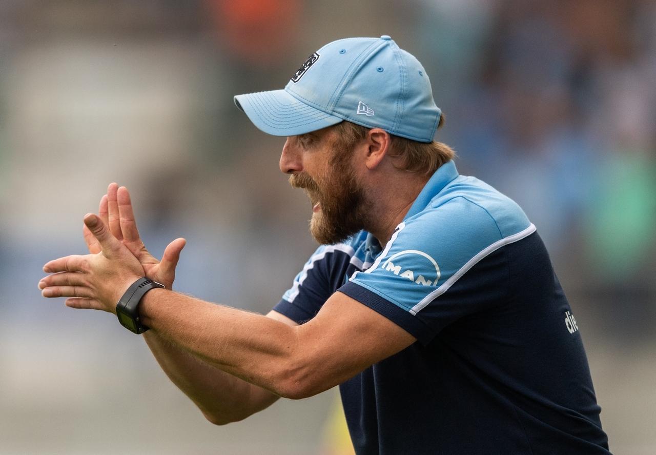 30.08.2019, Sachsen, Chemnitz: Fußball: 3. Liga, Chemnitzer FC - TSV 1860 München, 7. Spieltag, im Stadion an der Gellertstraße. 1860 Münchens Trainer Daniel Bierofka gestikuliert an der Seitenlinie. | Bild: dpa-Bildfunk/Robert Michael 30.08.2019, Sachsen, Chemnitz: Fußball: 3. Liga, Chemnitzer FC - TSV 1860 München, 7. Spieltag, im Stadion an der Gellertstraße. 1860 Münchens Trainer Daniel Bierofka gestikuliert an der Seitenlinie.