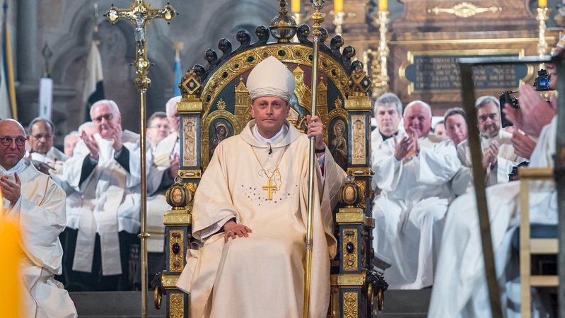 Der Bamberger Erzbischof Herwig Gössl hat sich nach dem Ärger um seine Sonntagspredigt zu Wort gemeldet: Er spricht darin von Missverständnissen und bietet der Juristin Frauke Brosius-Gersdorf ein persönliches Gespräch an. | Bild: picture alliance/dpa | Daniel Vogl Der Bamberger Erzbischof Herwig Gössl hat sich nach dem Ärger um seine Sonntagspredigt zu Wort gemeldet: Er spricht darin von Missverständnissen und bietet der Juristin Frauke Brosius-Gersdorf ein persönliches Gespräch an.