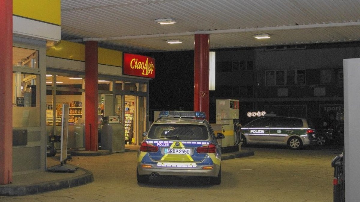 Polizeiwagen nach dem Überfall auf die Agip-Tankstelle in Passau